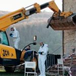 Mató a su vecino en Italia por destruirle la casa con una excavadora Mató a su vecino en Italia por destruirle la casa con una excavadora