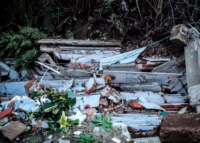 Lluvia en el sur de Italia provoca que decenas de ataúdes terminen en un río