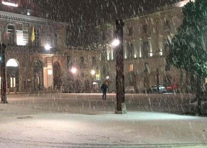 Temporal de lluvia y nieve obligó a cerrar escuelas y carreteras en Italia