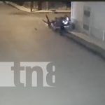 Chavalo de 16 años, imprudente y en moto, choca en Jalapa (VIDEO) Foto: Fuerte accidente de tránsito en Jalapa / TN8