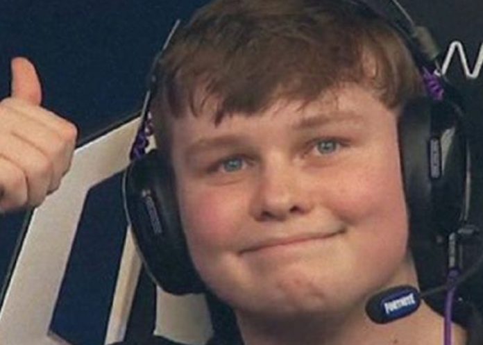 Padre deja que su hijo salga de la escuela para jugar Fortnite (ganó medio millón de dólares)