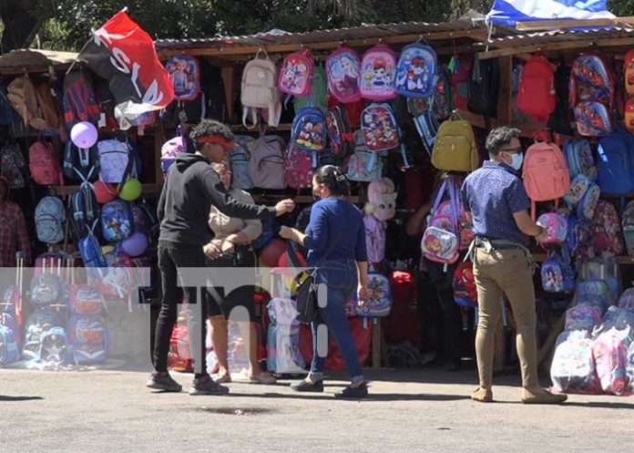 Foto: Variedad de artículos escolares en los mercados de León / TN8