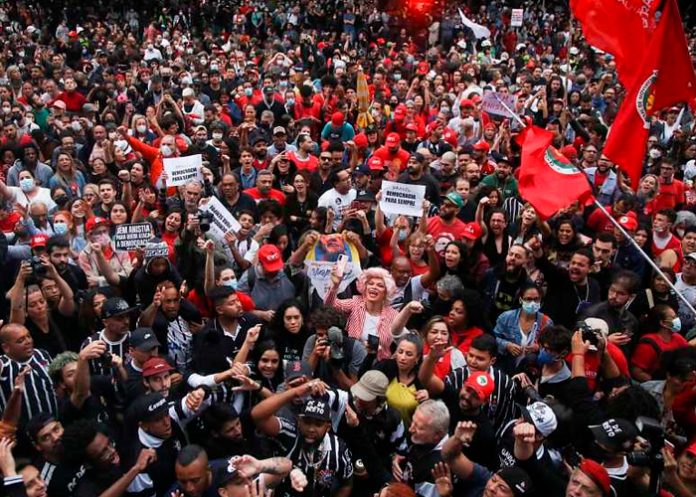 Salen a las calles de Madrid para condenar actos de vandalismo en Brasil