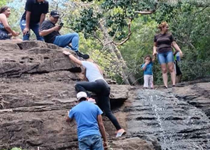 Jóvenes realizan senderismo comunitario en Buena Vista Norte, Diriamba