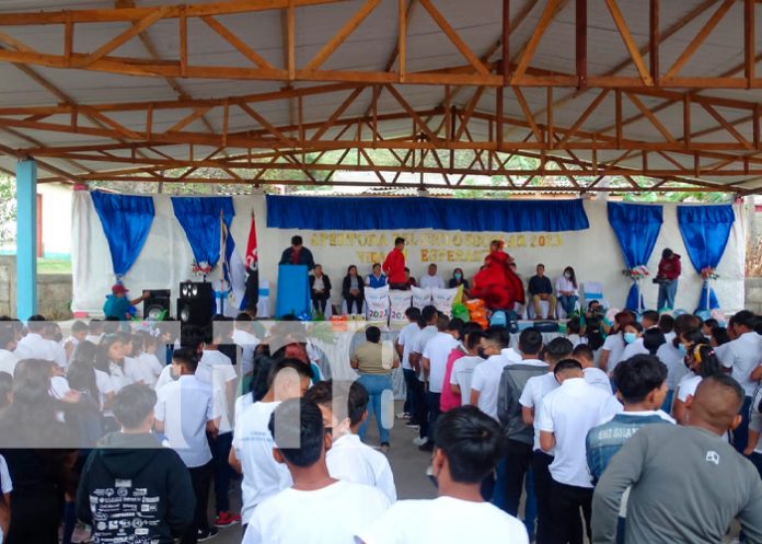 Inicia año lectivo de la secundaria a distancia en el campo en Masaya