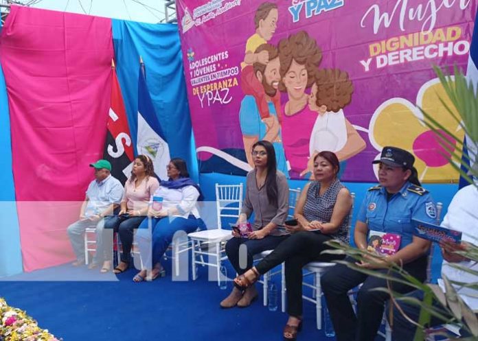 Foto: Presentación de la Cartilla Mujer y Derechos en el Mercado Oriental / TN8