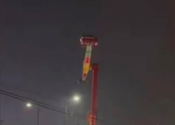 ¡De infarto! Juego mecánico gira sin control con personas a bordo en México