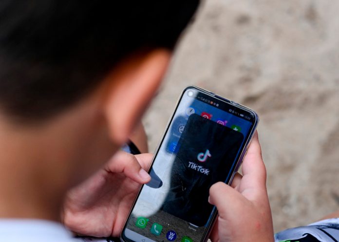 Alumnos de secundaria en México intoxicados por reto viral en TikTok