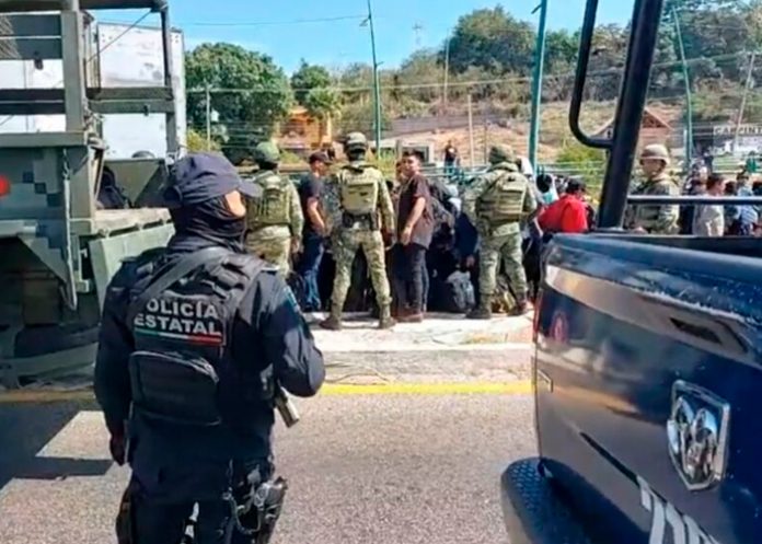 Localizan dentro de un tráiler a más de 250 migrantes en el sur de México
