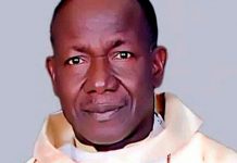 Queman vivo a un sacerdote católico y dejan herido de bala a otro en Nigeria
