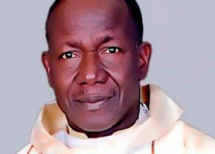 Queman vivo a un sacerdote católico y dejan herido de bala a otro en Nigeria