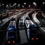 Voraces llamas de un incendio paraliza una estación de trenes de París Voraces llamas de un incendio paraliza una estación de trenes de París