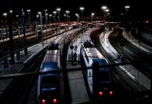 Voraces llamas de un incendio paraliza una estación de trenes de París Voraces llamas de un incendio paraliza una estación de trenes de París