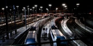 Voraces llamas de un incendio paraliza una estación de trenes de París