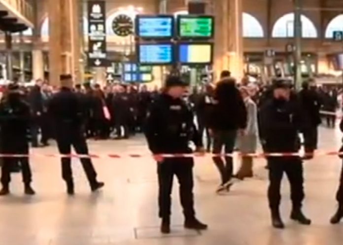 Brutal ataque en una estación de trenes en París dejó a seis heridos