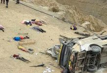 Al menos 25 muertos tras caer un autobús en un barranco en Perú Al menos 25 muertos tras caer un autobús en un precipicio en Perú