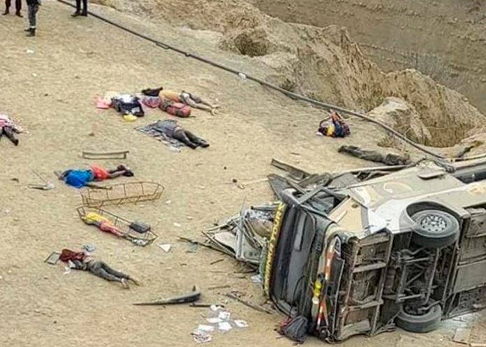 Al menos 25 muertos tras caer un autobús en un precipicio en Perú