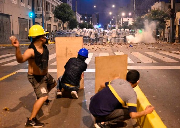 peru4 Brutal represión policial en las calles de Perú dejó varios heridos