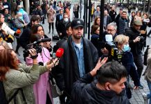 Modelo asegura tener videos de infidelidad de Piqué a Shakira