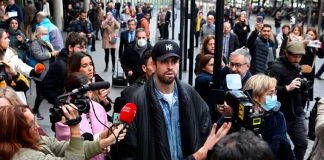 Modelo asegura tener videos de infidelidad de Piqué a Shakira