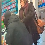 Entre gritos y golpes, mujer frustra robo en un minisuper en Reino Unido Entre gritos y golpes, mujer frustra robo en un minisuper en Reino Unido