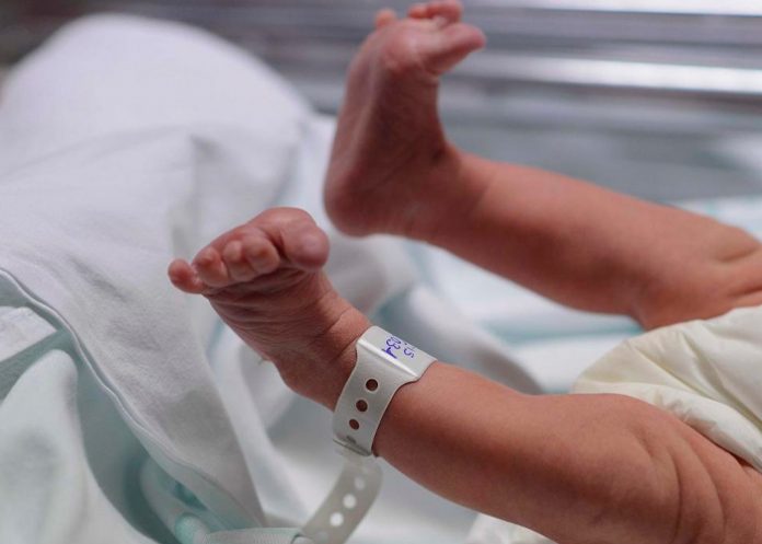 ¡Como que no le dolió! Mató a su bebé tras 17 horas de parto en Italia