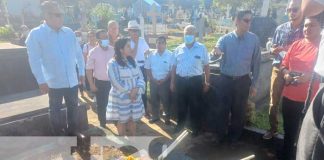 Foto: Ofrenda floral al Profesor Julio César Sandoval en el Cementerio Periférico / TN8