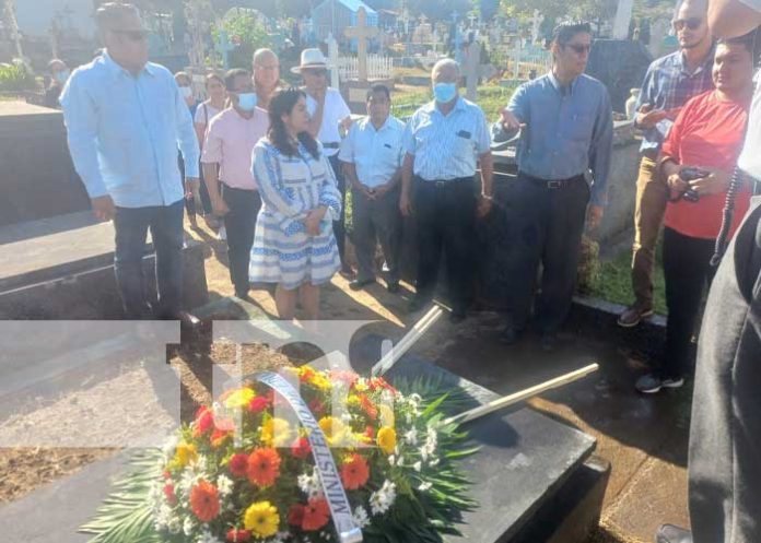 sando-2 Foto: Ofrenda floral al Profesor Julio César Sandoval en el Cementerio Periférico / TN8