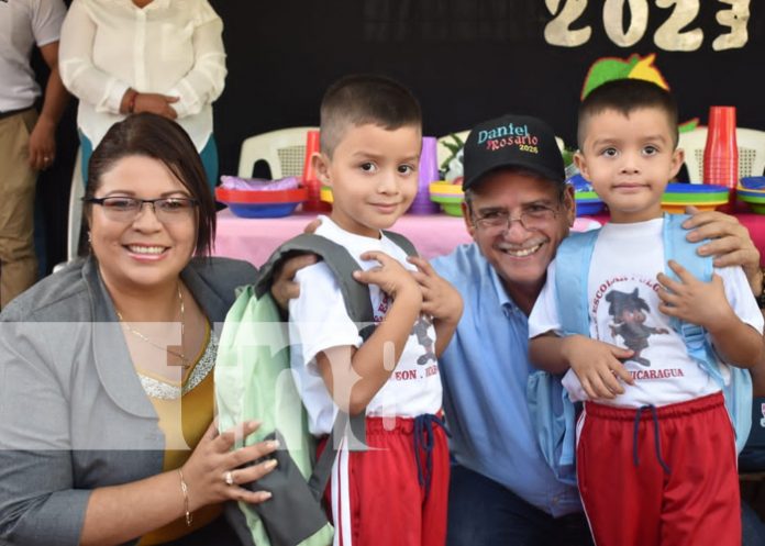 Miles de estudiantes de León reciben útiles escolares