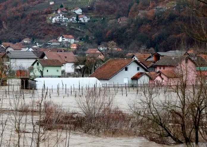 Torrenciales aguaceros en Serbia dejan a dos personas desaparecidas