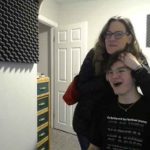 Streamer alcanza los 9 espectadores en Twitch y lo celebra con su mamá (Video) Streamer alcanza los 9 espectadores en Twitch y lo celebra con su mamá (Video)