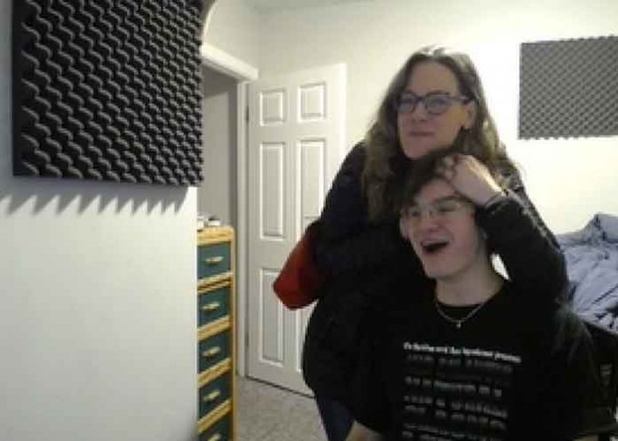 Streamer alcanza los 9 espectadores en Twitch y lo celebra con su mamá (Video)