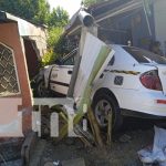 Se le dispara la presión y estrella su taxi contra dos casas en Managua Foto: Taxi se estrella contra dos viviendas en Managua / TN8