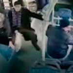 ¡Aterrador! Perdió el control del bus y se hundió en un lago en Turquía ¡Aterrador! Perdió el control del bus y se hundió en un lago en Turquía