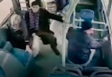¡Aterrador! Perdió el control del bus y se hundió en un lago en Turquía ¡Aterrador! Perdió el control del bus y se hundió en un lago en Turquía