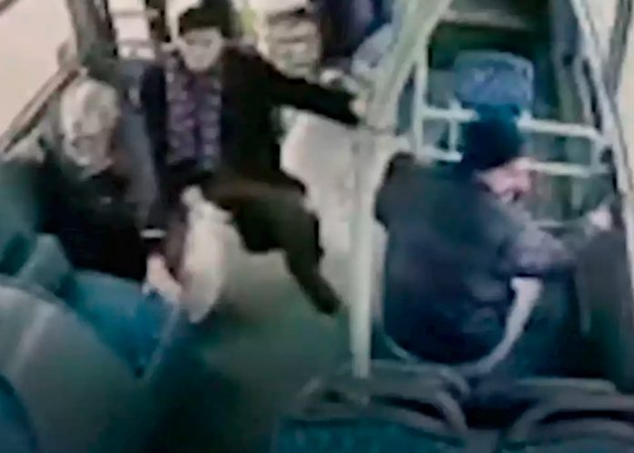 ¡Aterrador! Perdió el control del bus y se hundió en un lago en Turquía