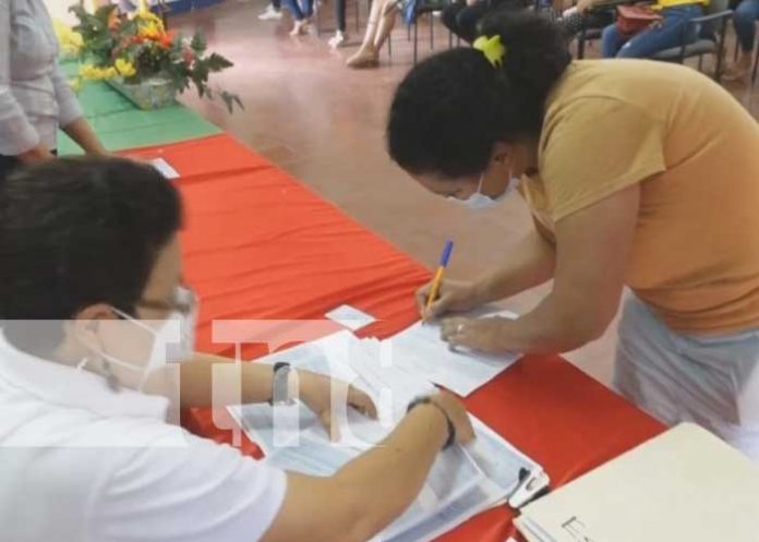 Foto: Entrega de Usura Cero para familias en Estelí / TN8