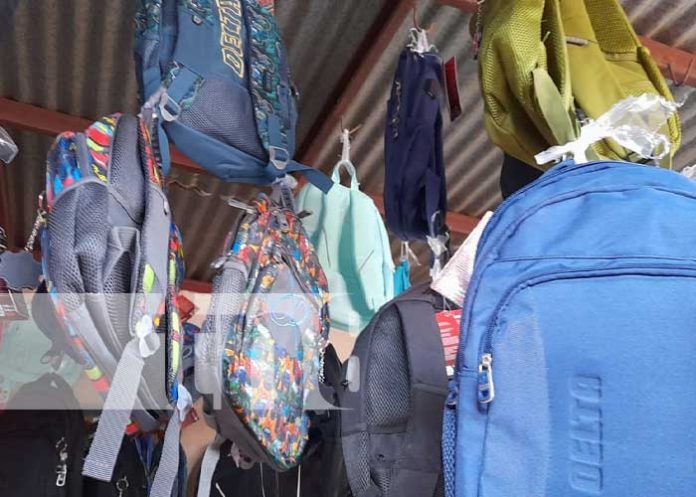 util-3 Foto: Comercialización de útiles escolares en Nandaime / TN8