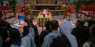 Inédito funeral en el Vaticano de Benedicto XVI acusado de encubrir abusos