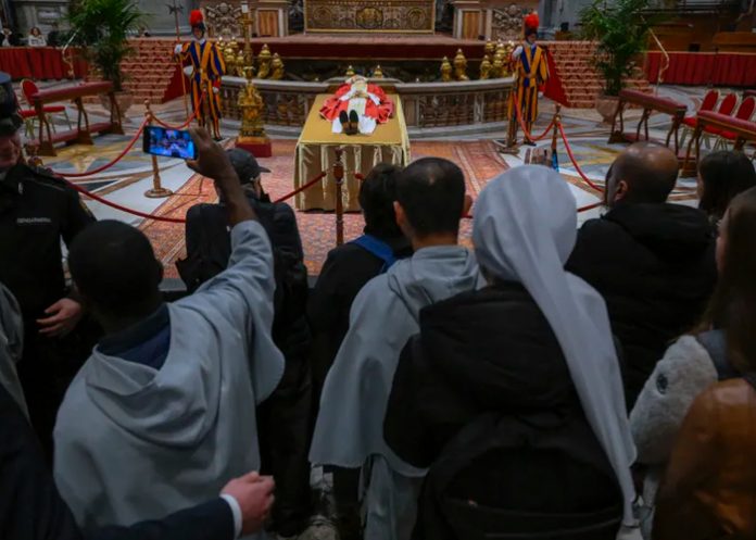Inédito funeral en el Vaticano de Benedicto XVI acusado de encubrir abusos