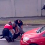 Con las "tetas peladas" quedó mujer en plena calle tras agarrarse con otra