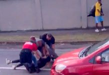 Con las "tetas peladas" quedó mujer en plena calle tras agarrarse con otra