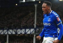 Aficionados detienen e increpan a jugador del Everton por malos resultados Aficionados detienen e increpan a jugador del Everton por malos resultados