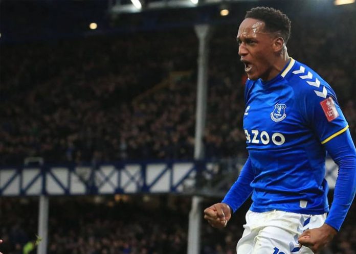 Aficionados detienen e increpan a jugador del Everton por malos resultados