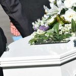 Fingió su muerte solo para saber quiénes llegarían en su verdadero funeral Fingió su muerte solo para saber quiénes llegarían en su verdadero funeral