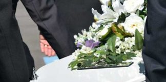 Fingió su muerte solo para saber quiénes llegarían en su verdadero funeral