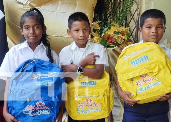 1 Foto: Llegan paquetes escolares y maletines para docentes en Bilwi / TN8