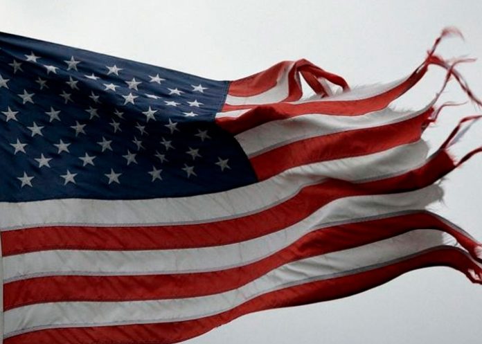 1 Fabrizio Casari: EE.UU., La caída de los dioses”.