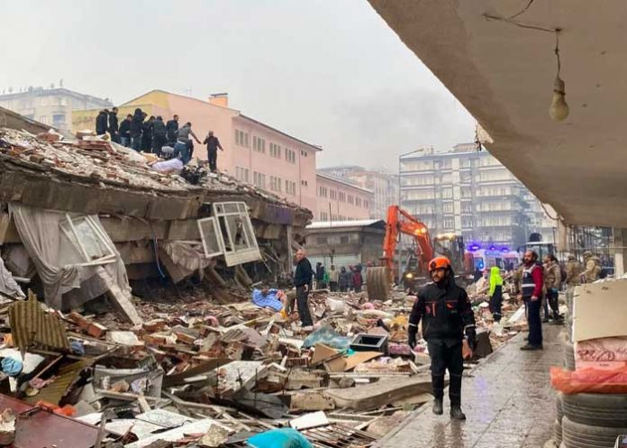 Terremoto en Turquía deja más de 900 muertos