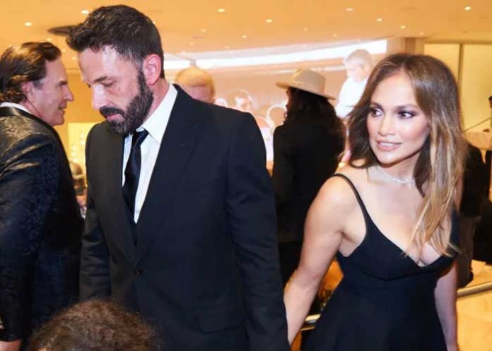 1 Videos: viralizan cara de Ben Affleck con JLo en los Grammy